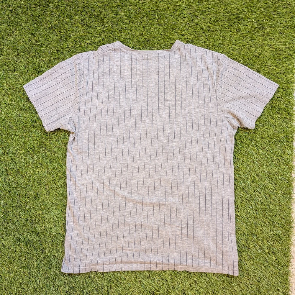 Men's Light Gray Pinstripe Crewneck T-Shirt Sweden Designed Y2k Baggy Good Fit - Picture 3 of 4